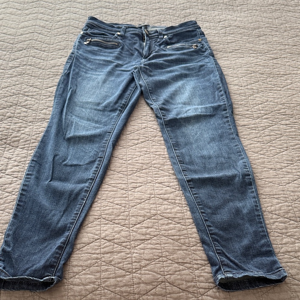 Eva Longoria jeans. Slim fit with cute zip pockets!